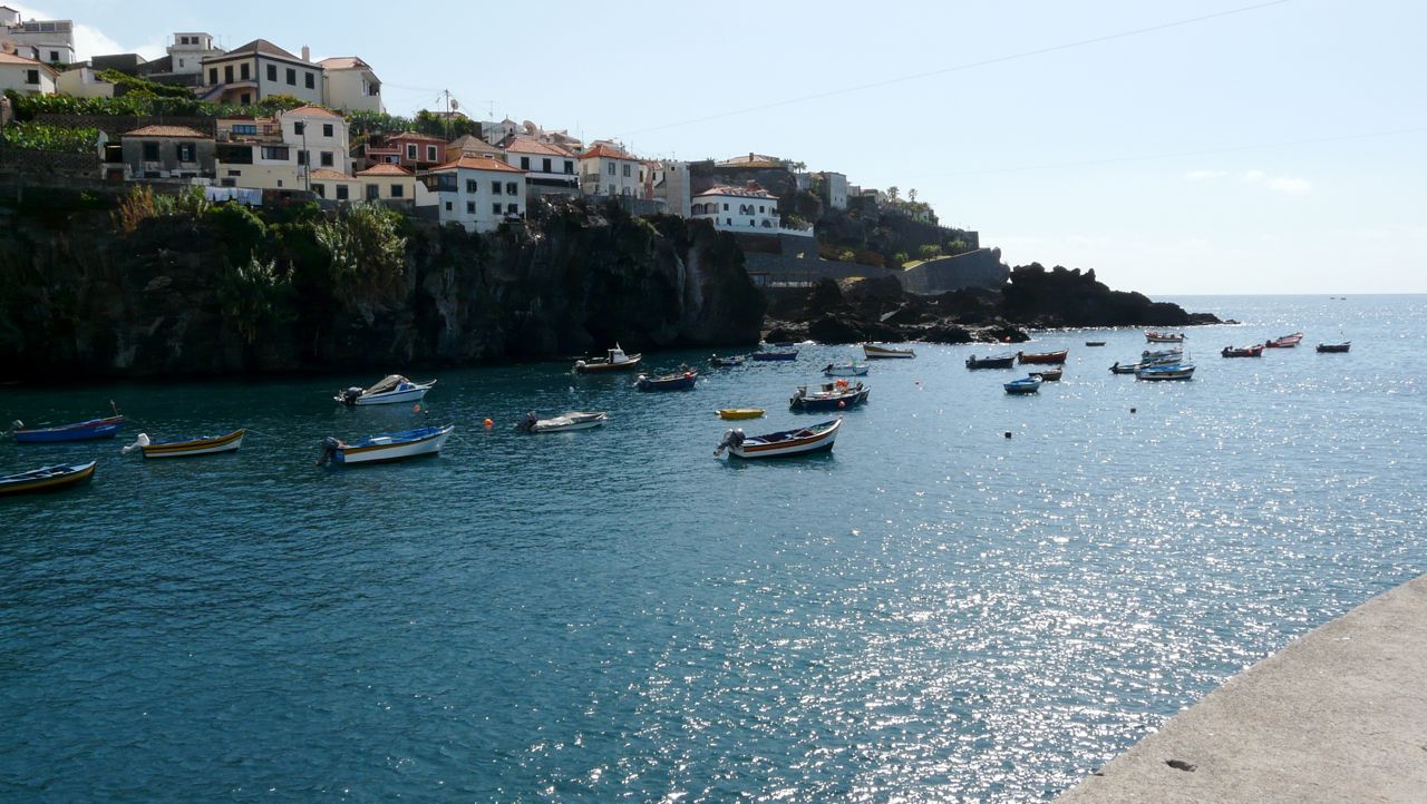 Fiskelandsbyen Câmara de Lobos på Madeira